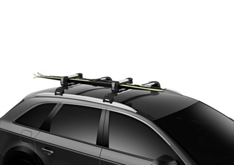 Thule Snowpack 7322 On the roof with Skis