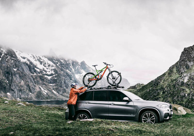 Person attaching their bike on a Thule upride Bike carrier