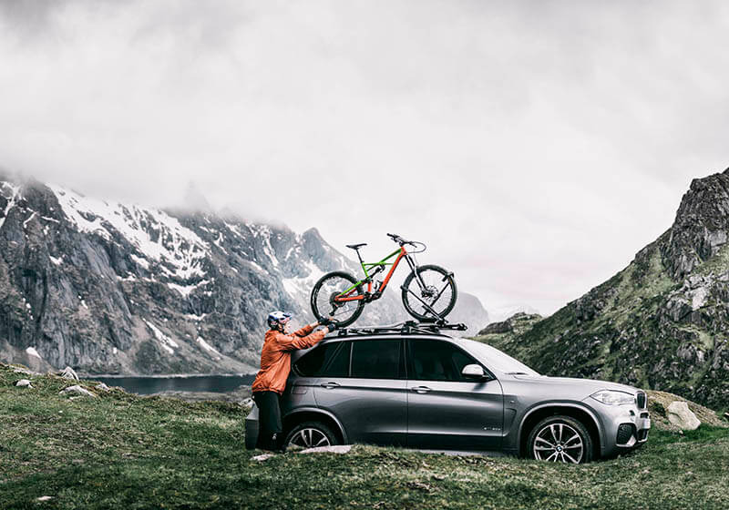 Person attaching their bike on a Thule upride Bike carrier