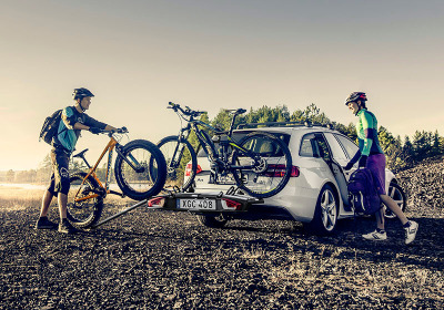 Thule Velospace xt 2 bike using the ramp to attach the bikes