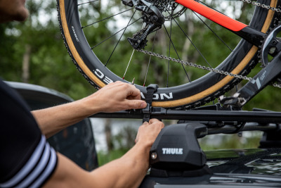 Strapping the wheels on a Thule Topride