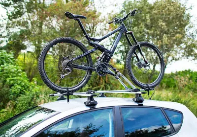 Adults mountain bike on a thule freeride