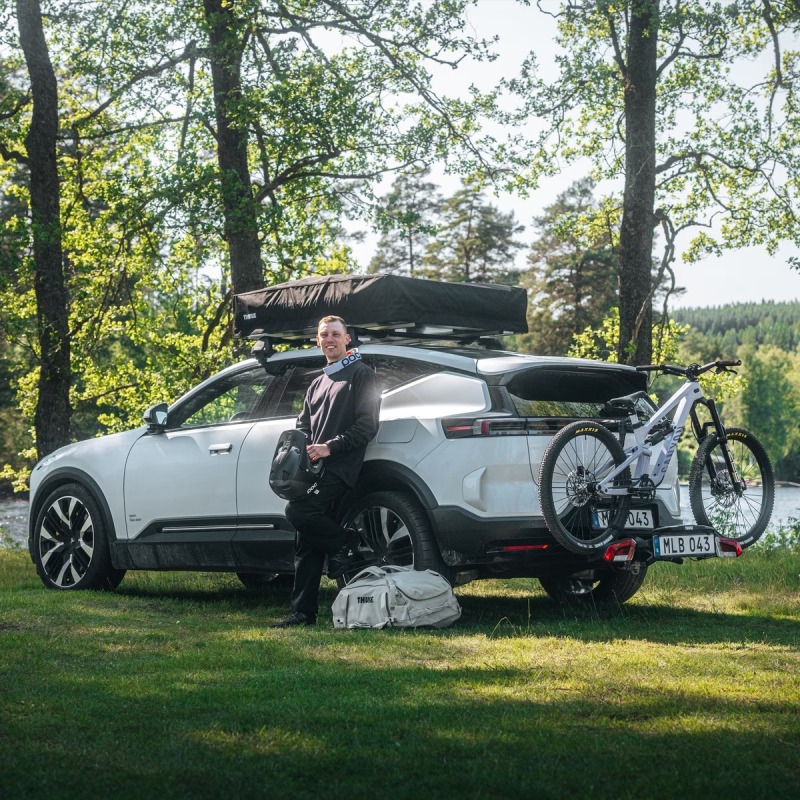 Thule VeloLite 90512 1 Bike Carrier with bike on car with roof tent storage